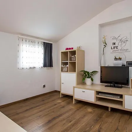 5 Bedroom Stunning Home In Nedescina Holiday home