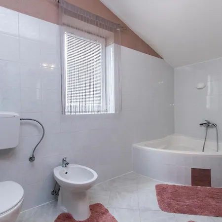5 Bedroom Stunning Home In Nedescina Holiday home *