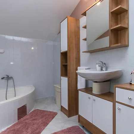 5 Bedroom Stunning Home In Nedescina *