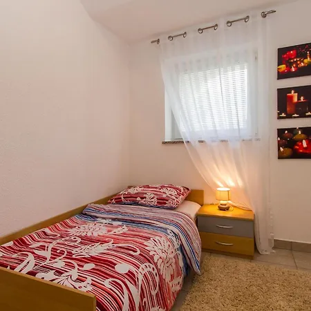 Holiday home 5 Bedroom Stunning Home In Nedescina