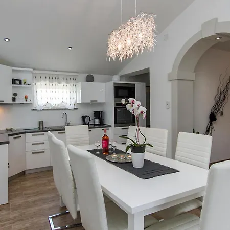 Holiday home 5 Bedroom Stunning Home In Nedescina