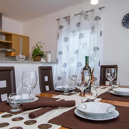 Holiday home 5 Bedroom Stunning Home In Nedescina